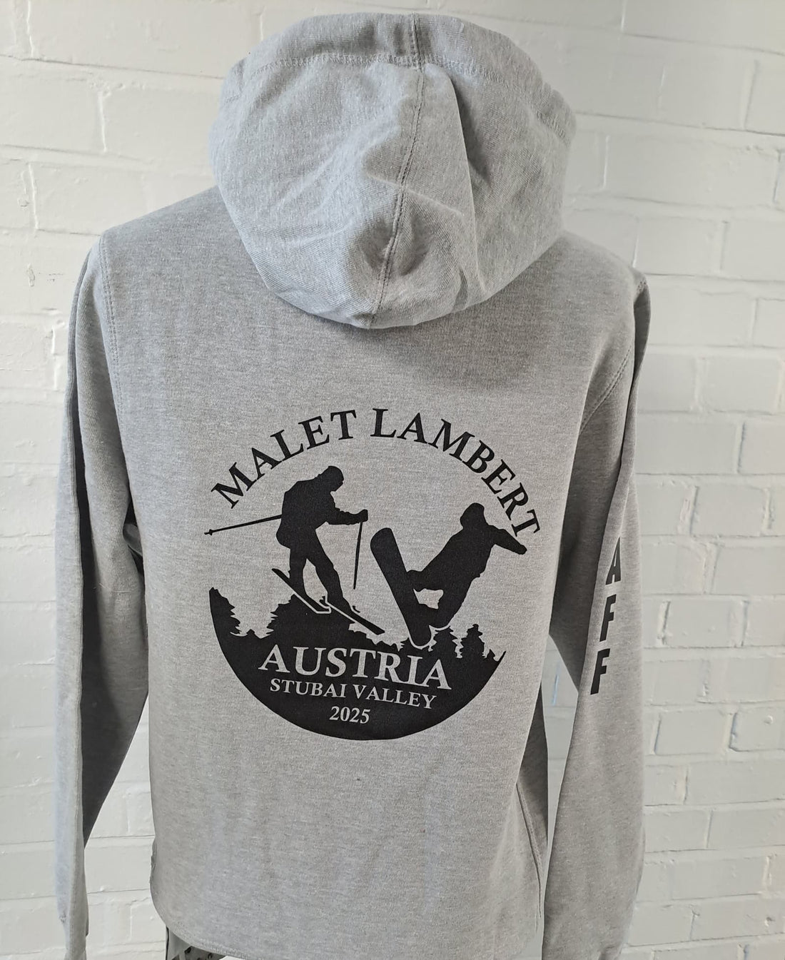 Skiing motif on the back of a grey hoodie